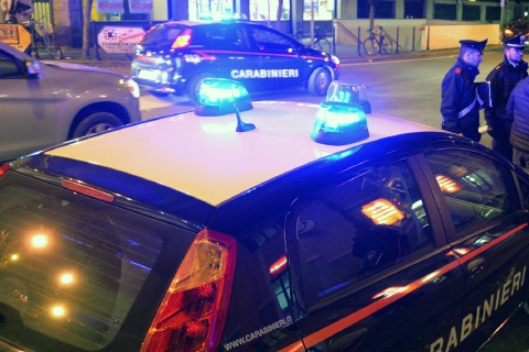 Prima litiga, poi si lancia dalla finestra: i carabinieri la salvano