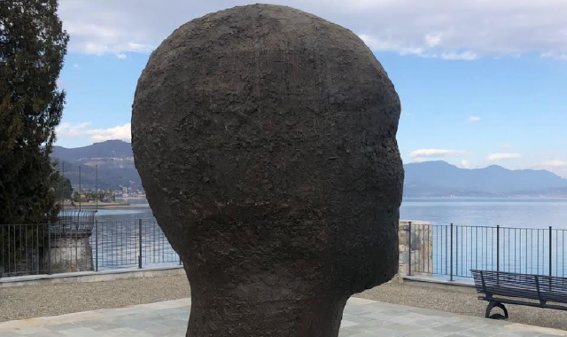 Il monumento sul lungolago di Meina che ricorda l’eccidio del 1943