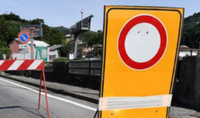 La strada è temporaneamente chiusa in entrambe le direzioni (foto Archivio)