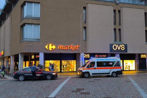 Ferma nordafricano, colpito con una bici
