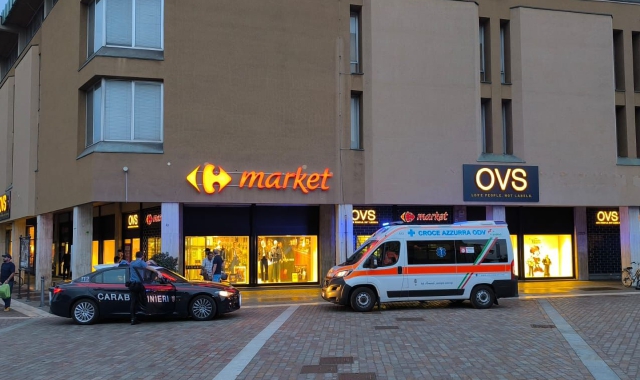 Ferma nordafricano, colpito con una bici