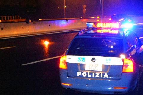Scende dall'auto in panne, travolto e ucciso da pirata della strada