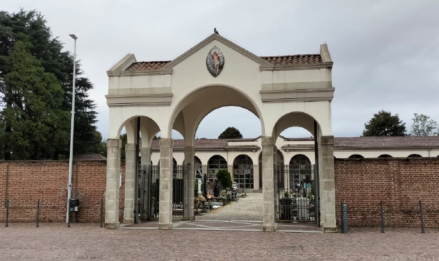 Misteriose deflagrazioni notturne intorno al cimitero allarmano i residenti di Borsano. Molti, svegliati dai botti, hanno pensato che qualcuno avesse dato fuoco al cassonetto dei vestiti usati