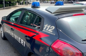 Sequestra la mamma per avere soldi: manette