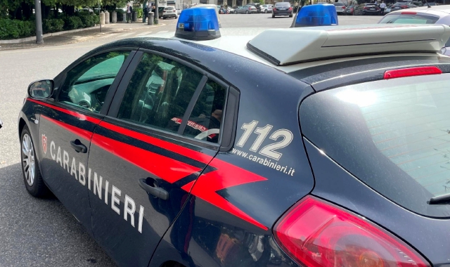 Sequestra la mamma per avere soldi: manette