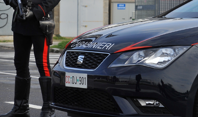Strappa la catenina a un’anziana, i passanti lo acciuffano