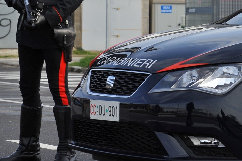 Strappa la catenina a un’anziana, i passanti lo acciuffano