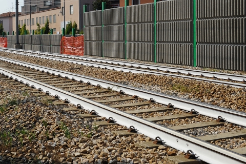Si sdraia sui binari, un ventenne lo convince a desistere