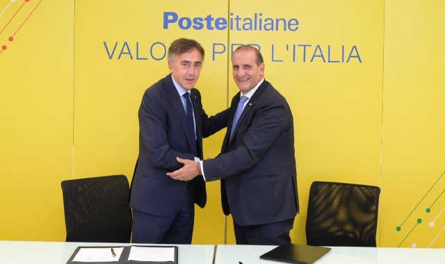 a sinistra il Direttore Generale di Poste Italiane, Giuseppe Lasco, e a destra il Condirettore Generale di Leonardo, Carlo Gualdaroni