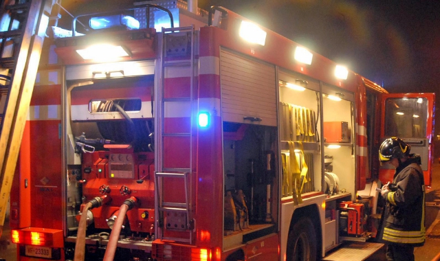I vigili del fuoco hanno domato l’incendio (foto Archivio)