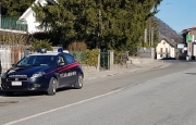 Riga le auto mentre va a messa: anziana nei guai