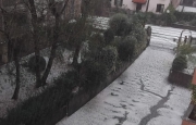 Arona imbiancata di grandine
