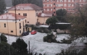 Arona imbiancata di grandine