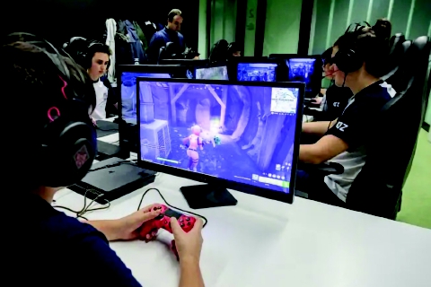 Giovani assorbiti da social e videogiochi