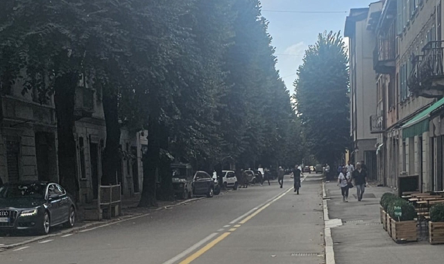 Gira seminudo in centro a Tradate: bloccato