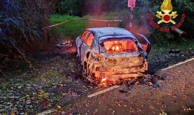 L’auto divorata dalle fiamme
