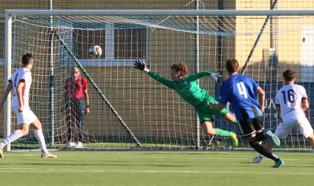 La rete di Bobbo che ha messo la parola fine sulla sfida fra Caronnese e Solbiatese. Per i nerazzurri un successo fondamentale (fotoservizio Blitz / AGOSTINO CASTELNUOVO)
