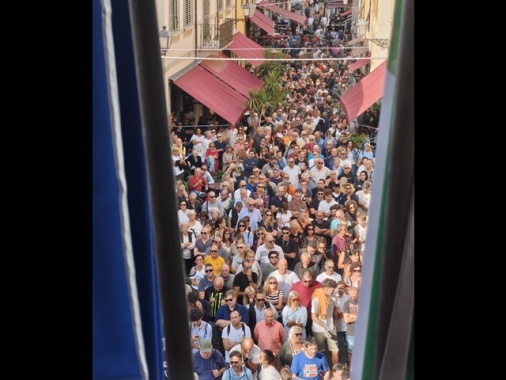 Oltre mille in piazza a Piombino sfilano con gli operai Magona
