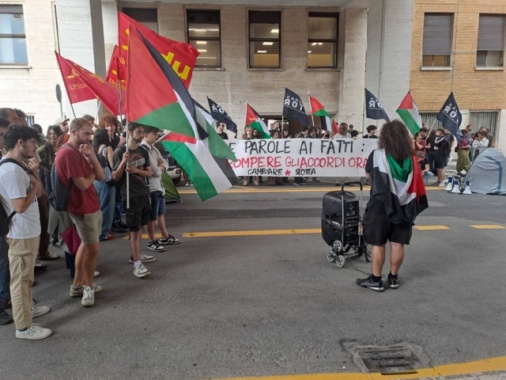 Corteo pro-Pal Sapienza,Petardi e vernice contro rettorato