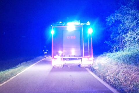 Auto contro un palo della luce. Soccorsi due uomini