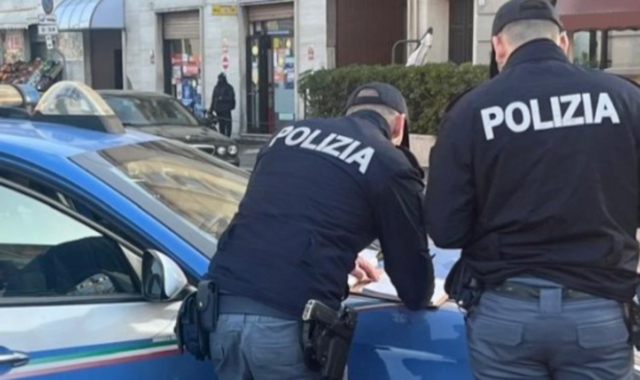 L’auto della Polizia era parcheggiata nei pressi della stazione