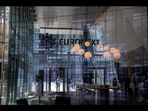 Borsa: Europa in ordine sparso, sale Wall Street, Milano +0,45%