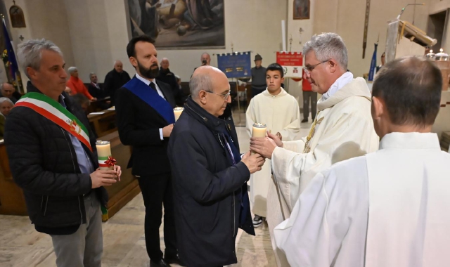Il prefetto Salvatore Pasquariello, il sindaco Davide Galimberti e il vicepresidente della Provincia Giacomo Iametti con monsignor Gabriele Gioia (foto Angelo Puricelli)