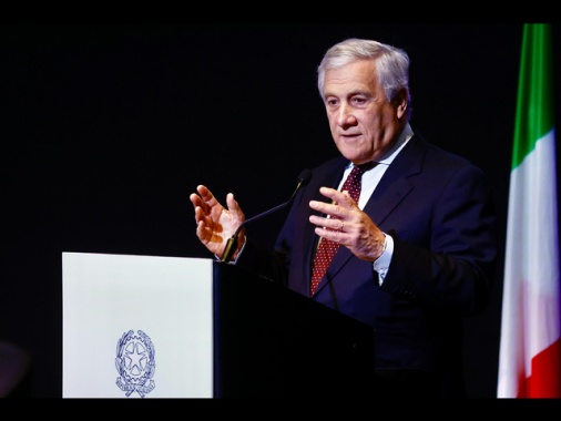 Tajani, 'vicino agli agenti feriti da estremisti violenti'