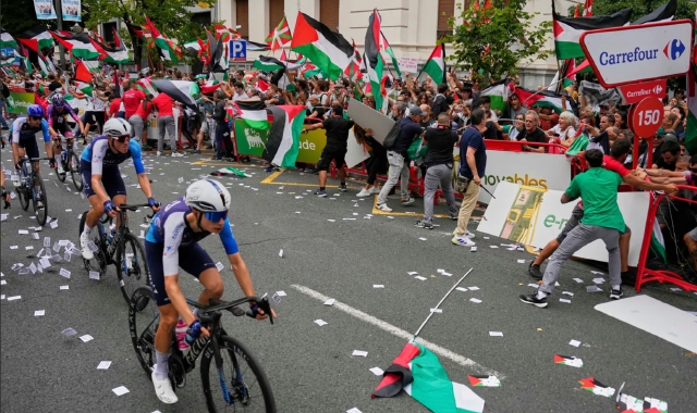 Proteste al passaggio dei corridori della Israel Premier Tech durante una tappa dell’ultima Vuelta