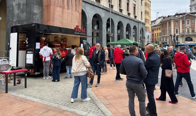 Il food truck di PizzAut in piazza Monte Grappa (foto Andrea Cogotti)