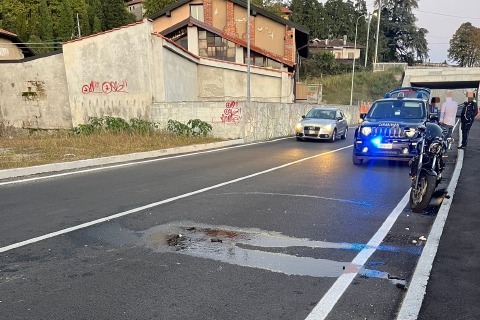 Laveno, moto contro due auto