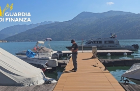 Pontile irregolare sul lago Ceresio