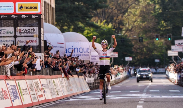 Elisa Longo Borghini esulta sul traguardo di Varese (foto Andrea Cogotti)