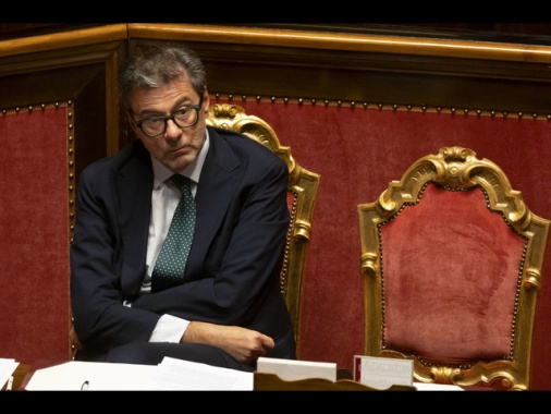 Giorgetti, banche fanno mega profitti, contribuiscano