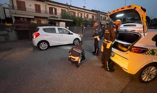 I rilievi della polizia locale nel luogo del tragico incidente (foto Domenico Ghiotto)