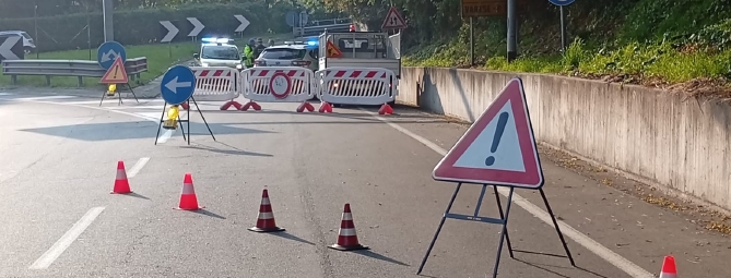 Trattore danneggia luci del tunnel: chiusura e traffico paralizzato