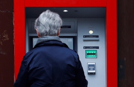 Anziana rapinata dopo aver prelevato in banca