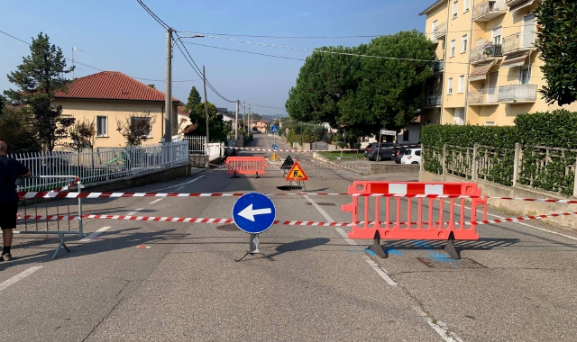 Cede la strada, disagi a Carnago