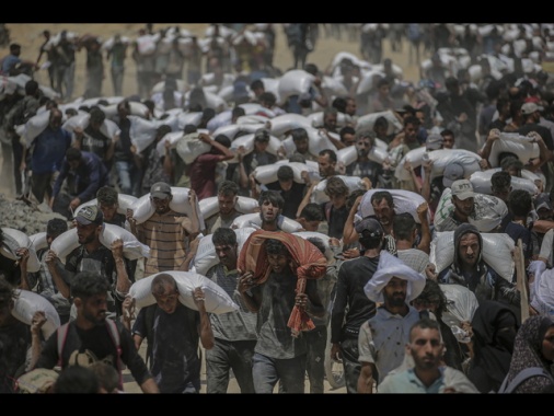 Israele, 'camion con gli aiuti stanno entrando a Gaza'