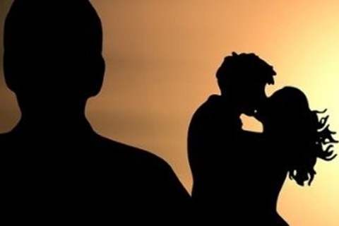 L’amico sta con la sua ex. «Dammi 5mila euro»