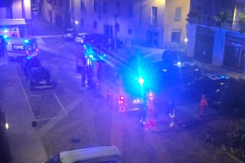 Mattonate ai carabinieri, caccia agli aggressori