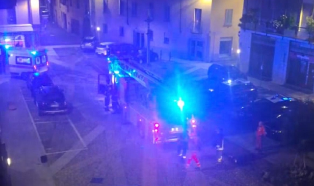 Mattonate ai carabinieri, caccia agli aggressori