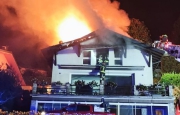 Villa in fiamme, due intossicati