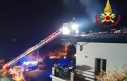 Villa in fiamme, due intossicati