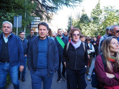 Conte, la bandiera blu dell'Europa si è tinta di verde militare