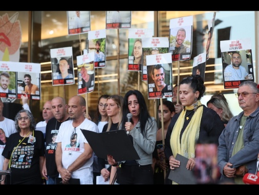 Famiglie ostaggi, da mezzanotte il rilascio in diretta