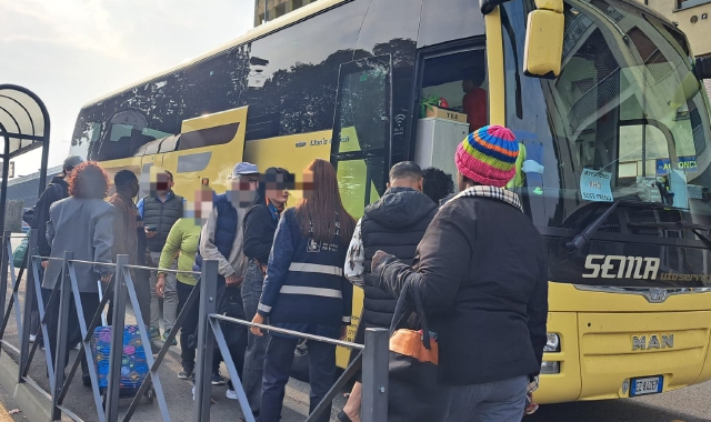 Il bus sostitutivo fiori dalla stazione