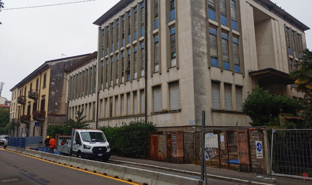 I lavori cominciati questa mattina all’ex dispensario di via Luini con l’allestimento del cantiere che occupa parte della strada