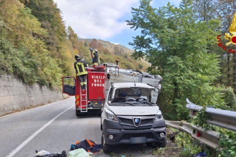 Camion rifiuti va a sbattere, uomo incastrato: soccorsi e traffico in tilt