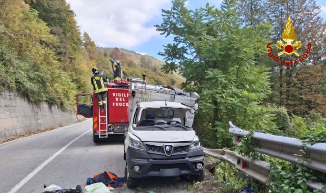 Camion rifiuti va a sbattere, uomo incastrato: soccorsi e traffico in tilt